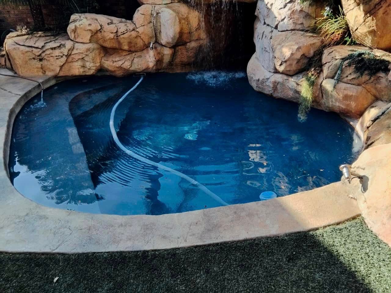 Intimate rock-feature pool